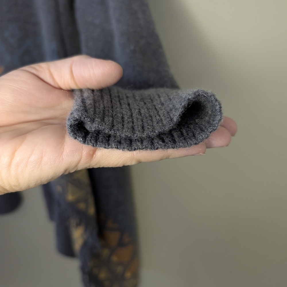 Gray Open Front Cardigan with Patterned Hem - image 11